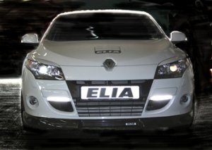 elia-megane-3-weiß-front-nacht-klein.jpg